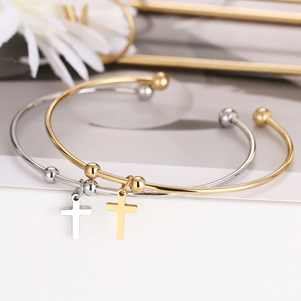 pulseira-aberta-com-cruz-da-fé, pulseira-com-cruz, pulseira-de-fé, acessório-de-fé, joias-religiosas, pulseira-religiosa, pulseira-ajustável, pulseira-moderna, pulseira-minimalista, pulseira-de-cruz, pulseira-significativa, pulseira-elegante, pulseira-de-alta-qualidade, joias-de-fé, pulseira-com-ajuste, acessórios-de-fé, joias-com-cruz