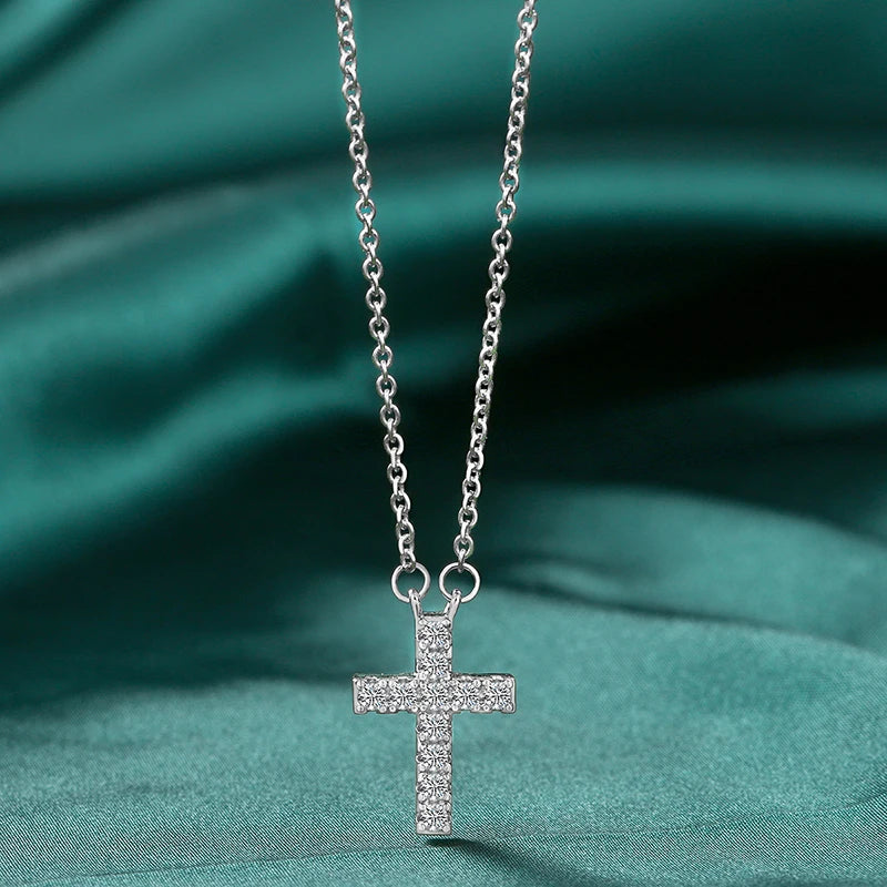 colar-e-brincos-de-crucifixo-cravejados-com-zircônia, conjunto-de-joias-cravejadas, colar-e-brincos-de-crucifixo, joias-com-zircônia, crucifixo-com-pedras-preciosas, colar-e-brincos-elegantes, acessórios-de-luxo, conjunto-de-joias-religiosas, joias-para-ocasiões-especiais, joias-femininas-de-crucifixo