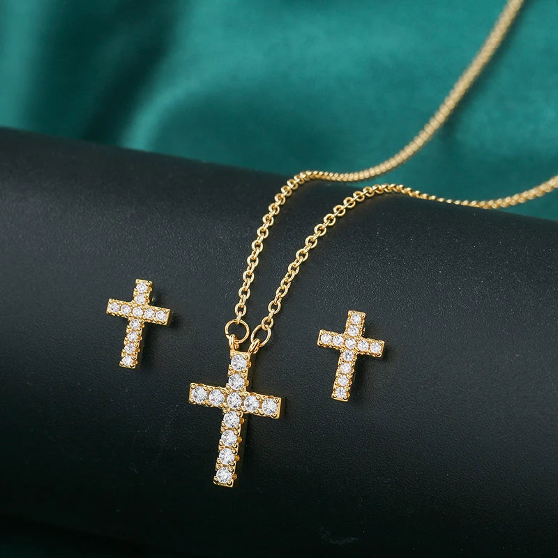 colar-e-brincos-de-crucifixo-cravejados-com-zircônia, conjunto-de-joias-cravejadas, colar-e-brincos-de-crucifixo, joias-com-zircônia, crucifixo-com-pedras-preciosas, colar-e-brincos-elegantes, acessórios-de-luxo, conjunto-de-joias-religiosas, joias-para-ocasiões-especiais, joias-femininas-de-crucifixo