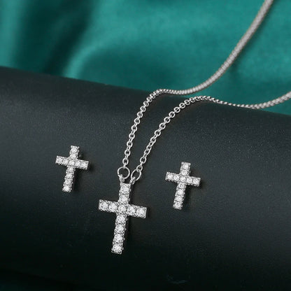 colar-e-brincos-de-crucifixo-cravejados-com-zircônia, conjunto-de-joias-cravejadas, colar-e-brincos-de-crucifixo, joias-com-zircônia, crucifixo-com-pedras-preciosas, colar-e-brincos-elegantes, acessórios-de-luxo, conjunto-de-joias-religiosas, joias-para-ocasiões-especiais, joias-femininas-de-crucifixo