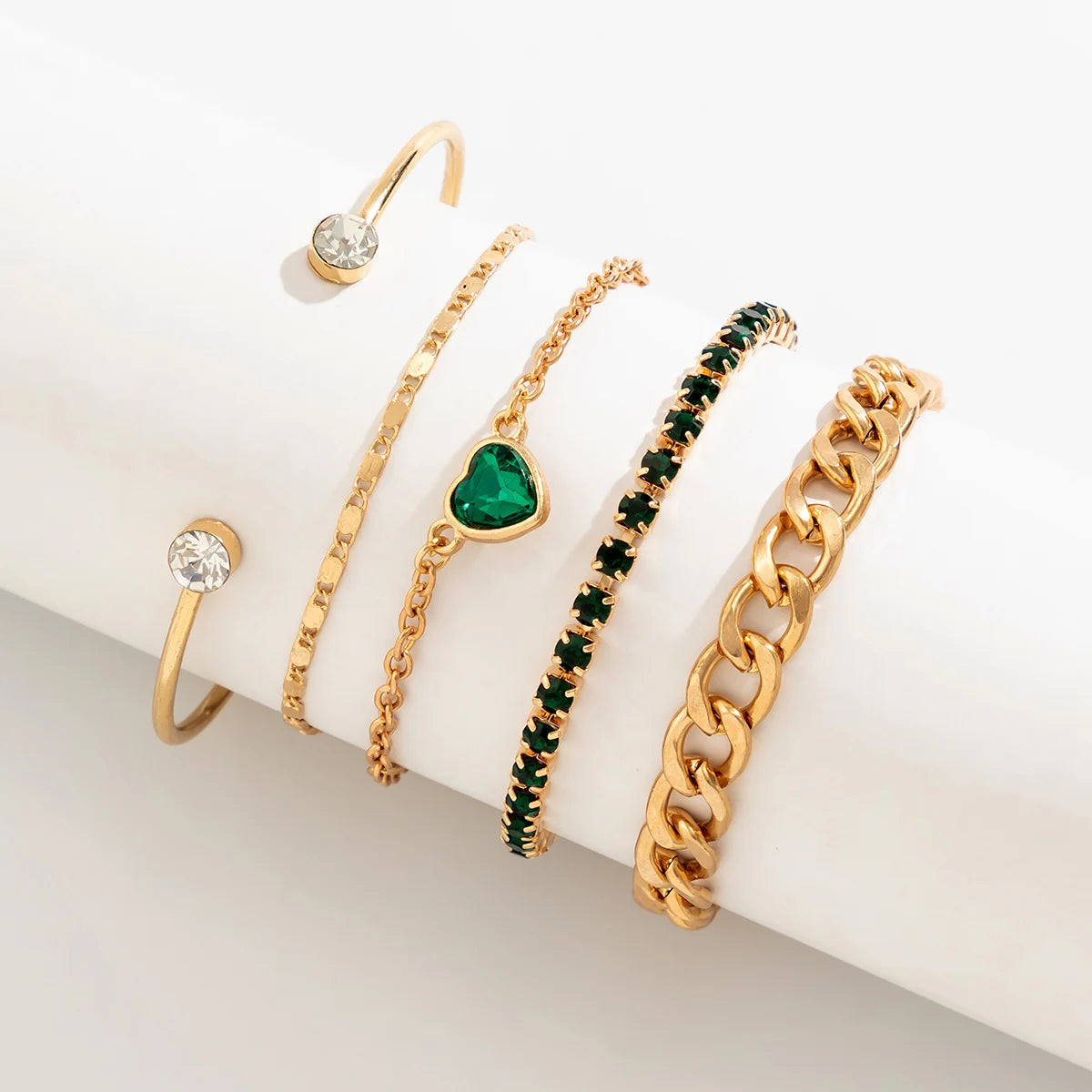 Pulseiras-Jade-5-Peças: Descubra-a-Harmonia-Natural-e-a-Beleza-Atemporal-em-Um-Conjunto-Versatil-e-Elegante Cinco-pulseiras-em-perfeita-união-adornadas-com-pedras-jade-criam-um-visual-único-e-sofisticado-que-se-adapta-a-qualquer-ocasião. Mais-do-que-um-acessório-este-conjunto-é-uma-ode-à-beleza-natural-e-às-propriedades-energiaszereias-e-calmantes-da-jade-promovendo-serenidade-e-equilíbrio-em-seu-dia-a-dia. Combine-as-como-preferir-ou-use-as-individualmente-para-criar-looks-personalizados