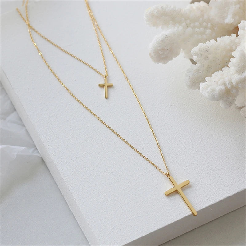 colar-dupla-camada-com-crucifixo, colar-crucifixo-duas-camadas, colar-elegante-com-crucifixo, colar-fé-elegância, colar-religioso-dupla-camada, colar-devoção-duas-camadas, acessórios-com-crucifixo, colar-crucifixo-religioso, joias-de-fé-dupla-camada, colar-com-simbolismo-religioso