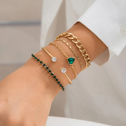 Pulseiras-Jade-5-Peças: Descubra-a-Harmonia-Natural-e-a-Beleza-Atemporal-em-Um-Conjunto-Versatil-e-Elegante Cinco-pulseiras-em-perfeita-união-adornadas-com-pedras-jade-criam-um-visual-único-e-sofisticado-que-se-adapta-a-qualquer-ocasião. Mais-do-que-um-acessório-este-conjunto-é-uma-ode-à-beleza-natural-e-às-propriedades-energiaszereias-e-calmantes-da-jade-promovendo-serenidade-e-equilíbrio-em-seu-dia-a-dia. Combine-as-como-preferir-ou-use-as-individualmente-para-criar-looks-personalizados