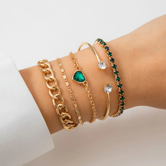 Pulseiras-Jade-5-Peças: Descubra-a-Harmonia-Natural-e-a-Beleza-Atemporal-em-Um-Conjunto-Versatil-e-Elegante Cinco-pulseiras-em-perfeita-união-adornadas-com-pedras-jade-criam-um-visual-único-e-sofisticado-que-se-adapta-a-qualquer-ocasião. Mais-do-que-um-acessório-este-conjunto-é-uma-ode-à-beleza-natural-e-às-propriedades-energiaszereias-e-calmantes-da-jade-promovendo-serenidade-e-equilíbrio-em-seu-dia-a-dia. Combine-as-como-preferir-ou-use-as-individualmente-para-criar-looks-personalizados